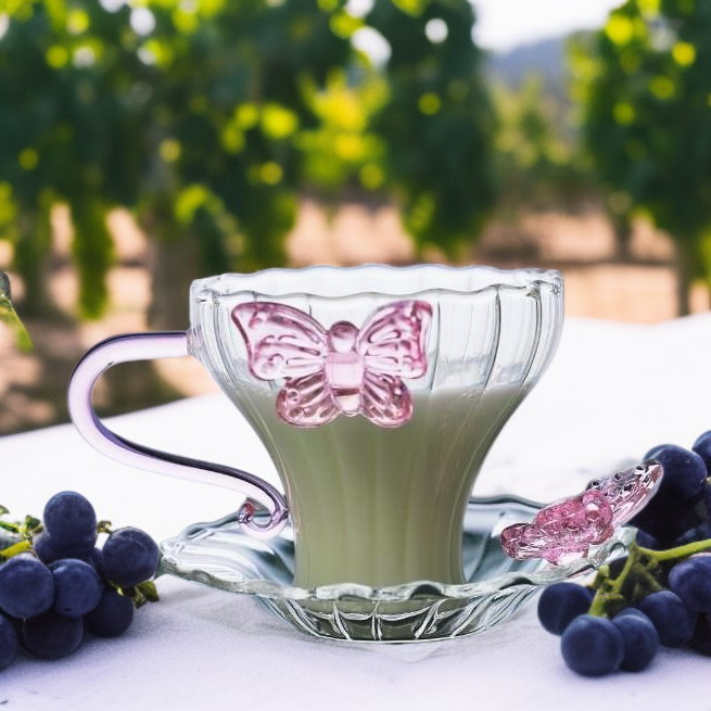 Kleine Teetasse aus transparentem Glas