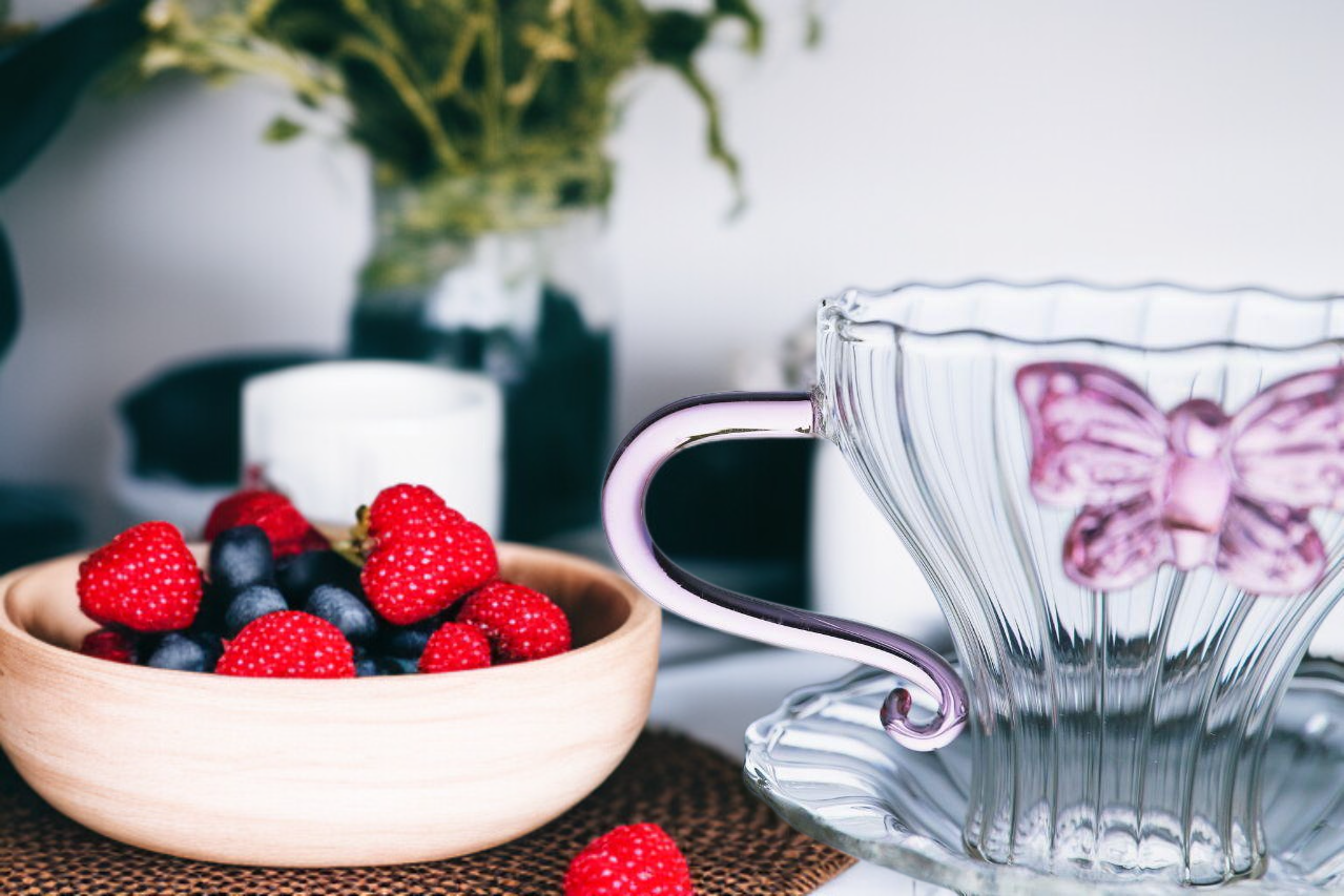 Teetasse aus Glas gefüllt mit Tee