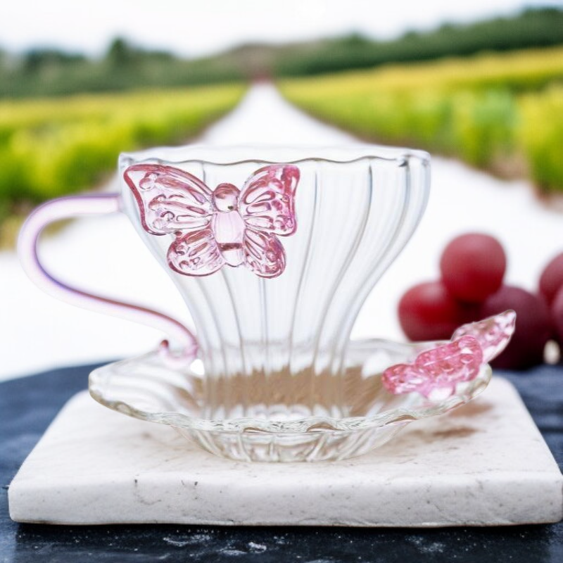 Kleine Teetasse aus transparentem Glas auf weißem Hintergrund