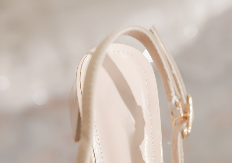 高品質素材のパンプスつま先アップ