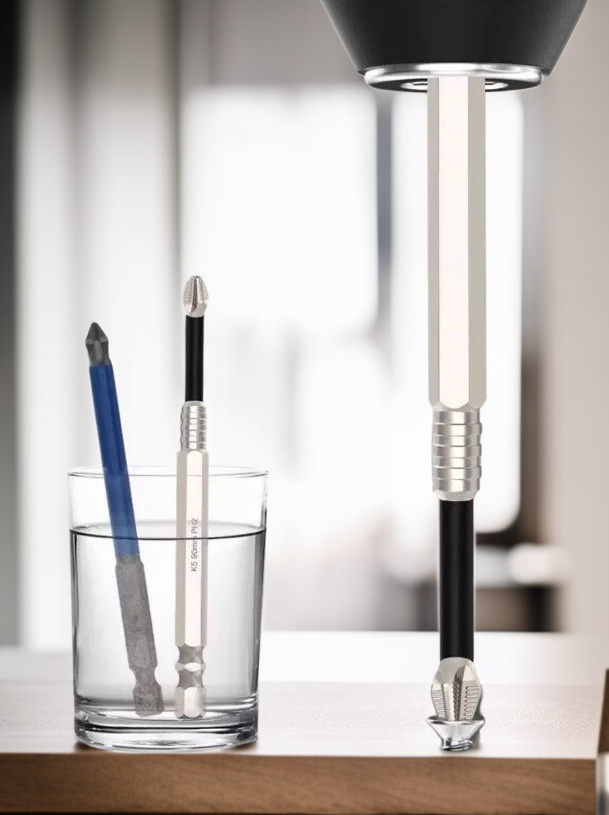 전동드릴에 장착된 십자비트 이미지