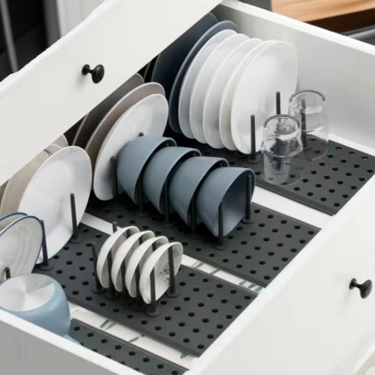 주방 캐비닛 안에서 그릇을 조절할 수 있다