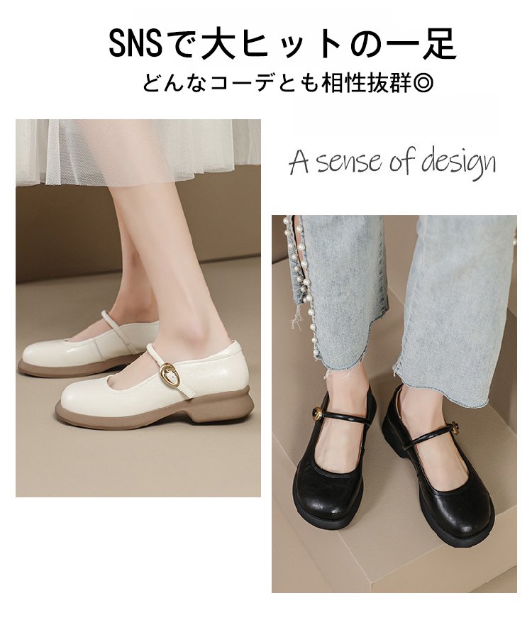 ルミエールローファーの履き心地を体感する女性モデル