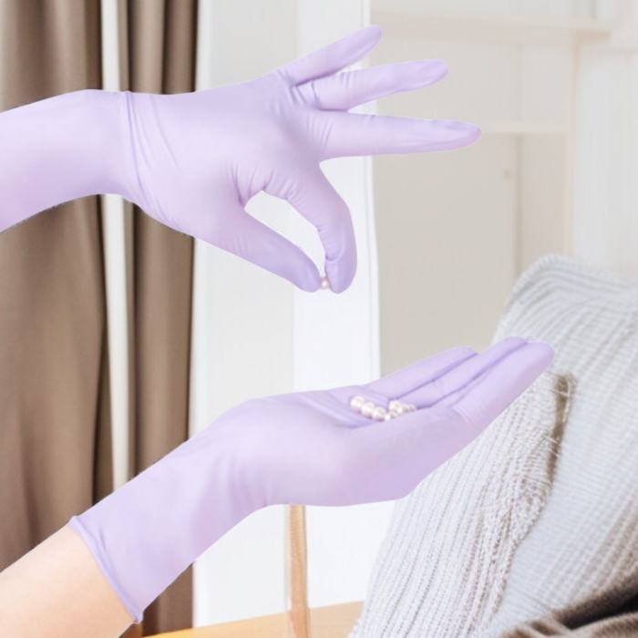 산업용으로 적합한 내마모 니트릴 장갑 사용 장면