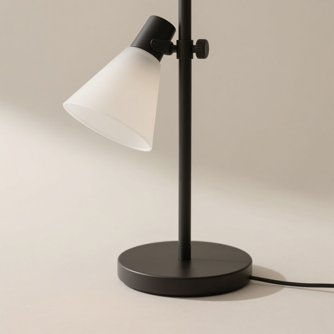 LED stojací lampa ve tvaru reproduktoru s výtahem