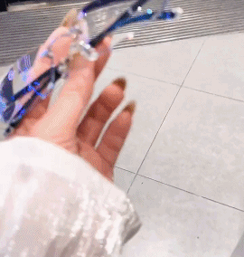 轻奢无框切边眼镜近视眼镜，上脸效果真的太爱了，一副眼镜两种风格#无框眼镜-#防蓝光眼镜-#变色眼镜---抖音202451515381310.gif