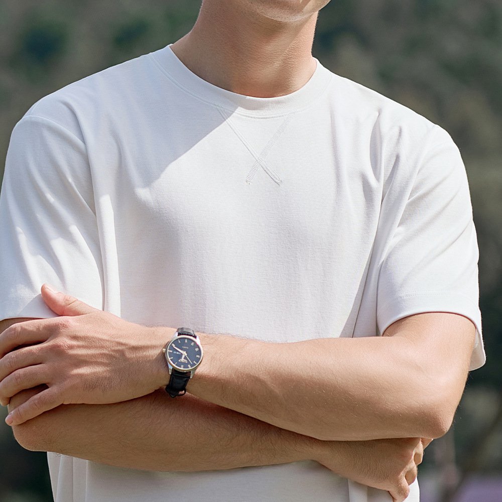 Ärmel sind dünn und schlank mit einem einfarbigen t-shirt