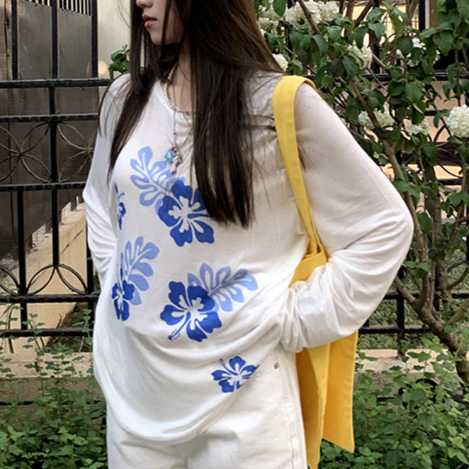 데일리로 활용 가능한 얇은 블라우스