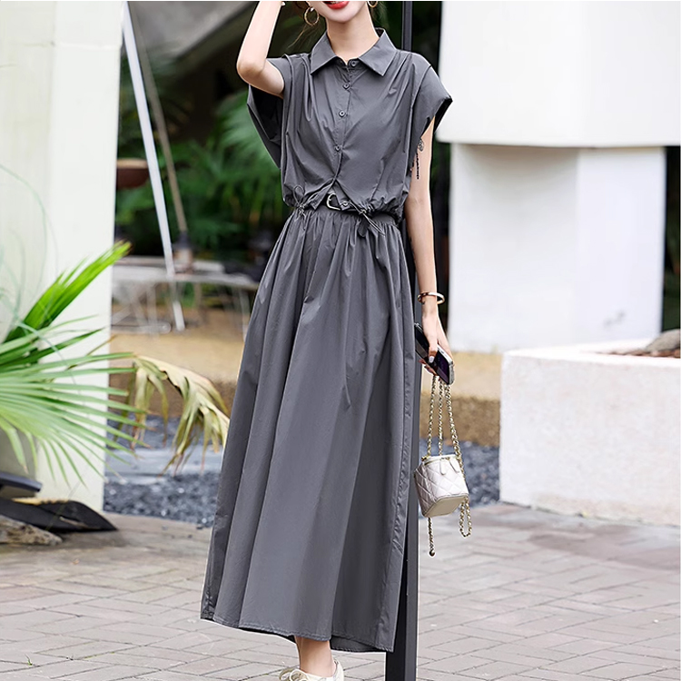 女性モデルが着るハイウエストスカートコーデ