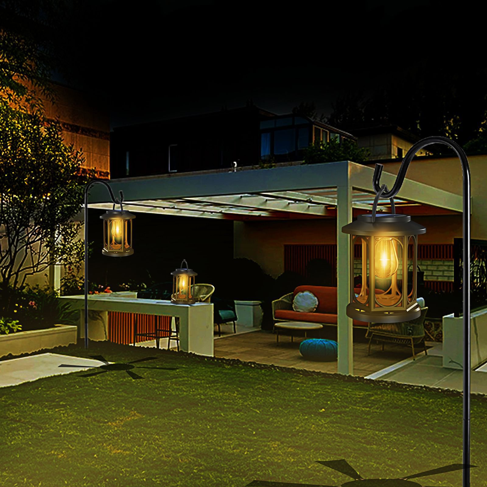 芝生に設置した装飾ライトの夜間発光シーン