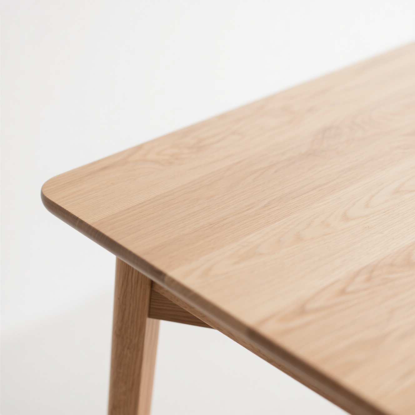 Detalle de la superficie de la mesa de comedor de madera maciza