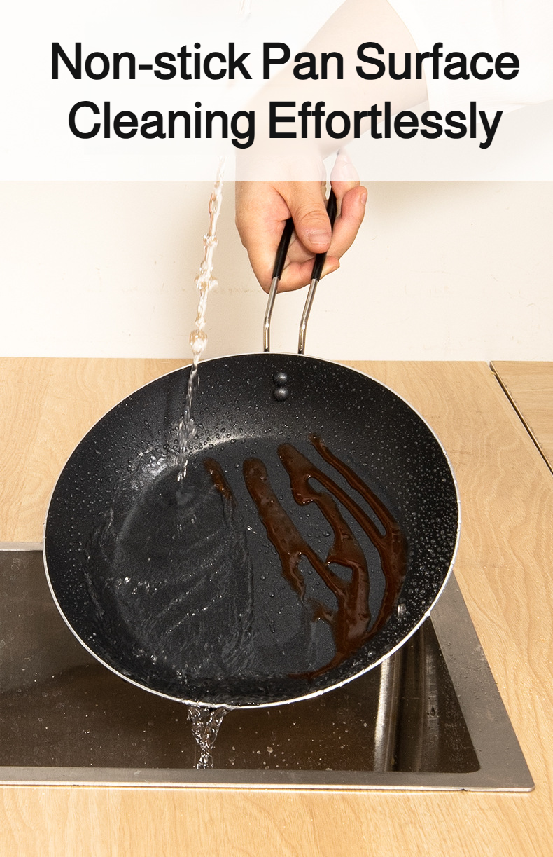Space-saving folding frying pan for campers