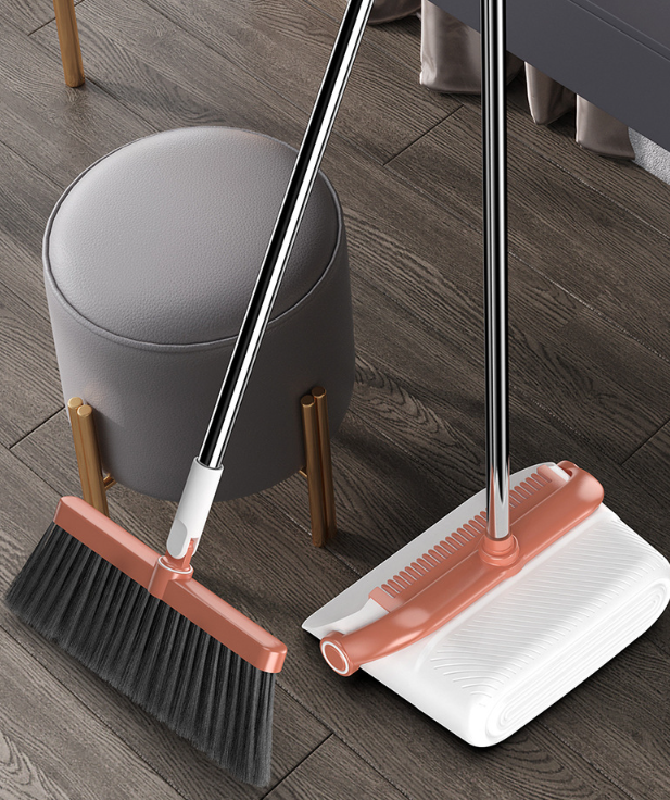 多機能スクレーパーでキッチンの汚れを落とすシーン