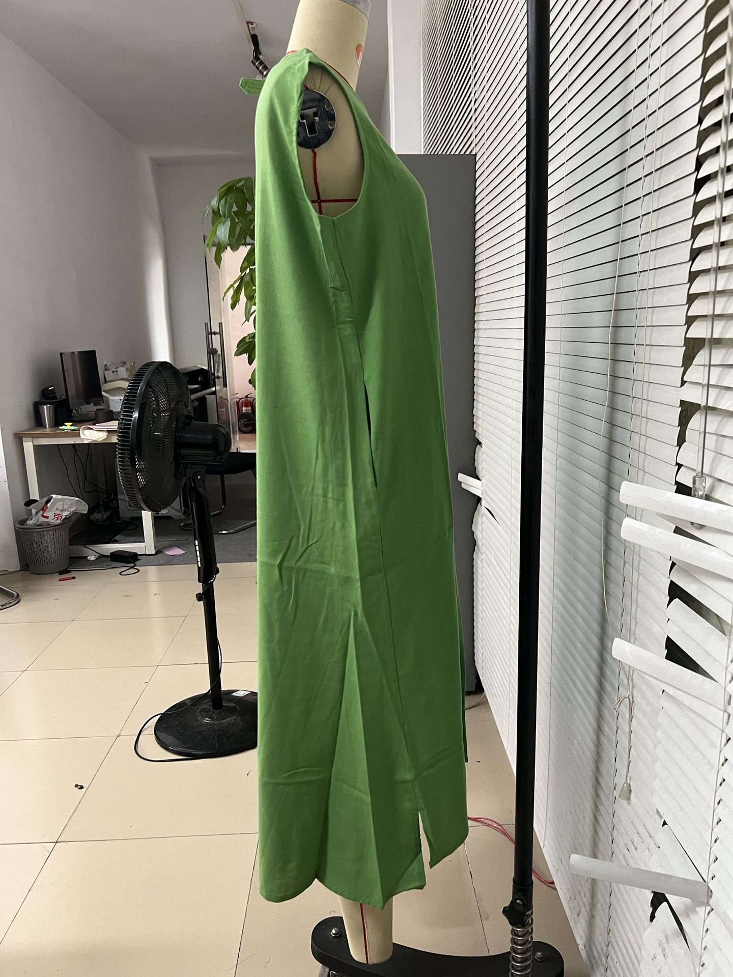 スリット入りドレスのディテールアップ