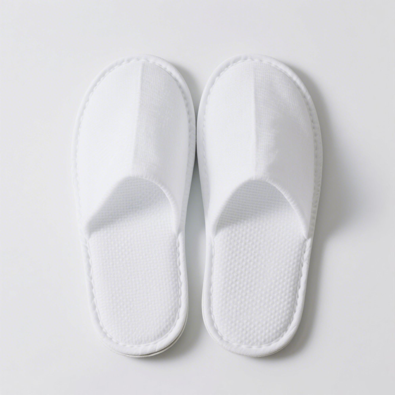 Pohodlné hotelové pantofle bílé barvy