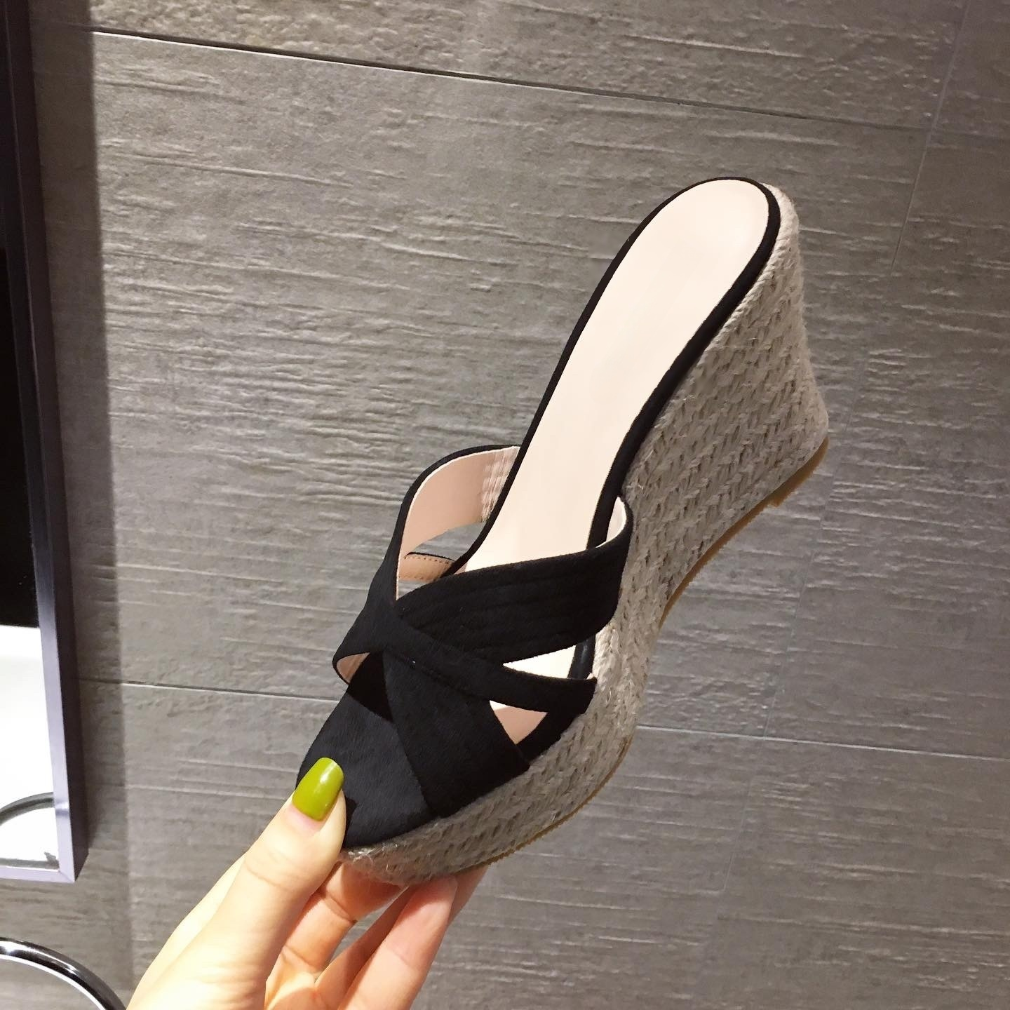 كعب صندل مع فم السميك