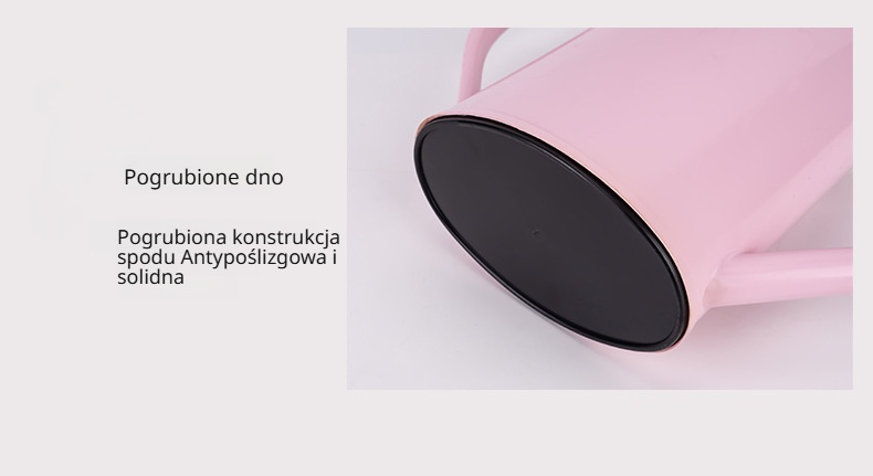 Duży opryskiwacz podczas podlewania kwiatów