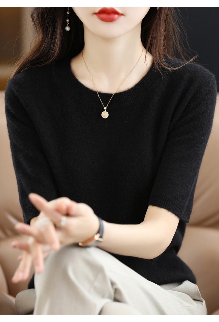 오피스룩에 어울리는 7부 소매 니트 스타일