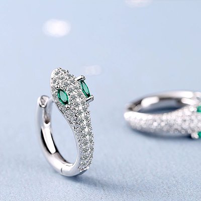 エメラルドスネークのクリックフープピアス