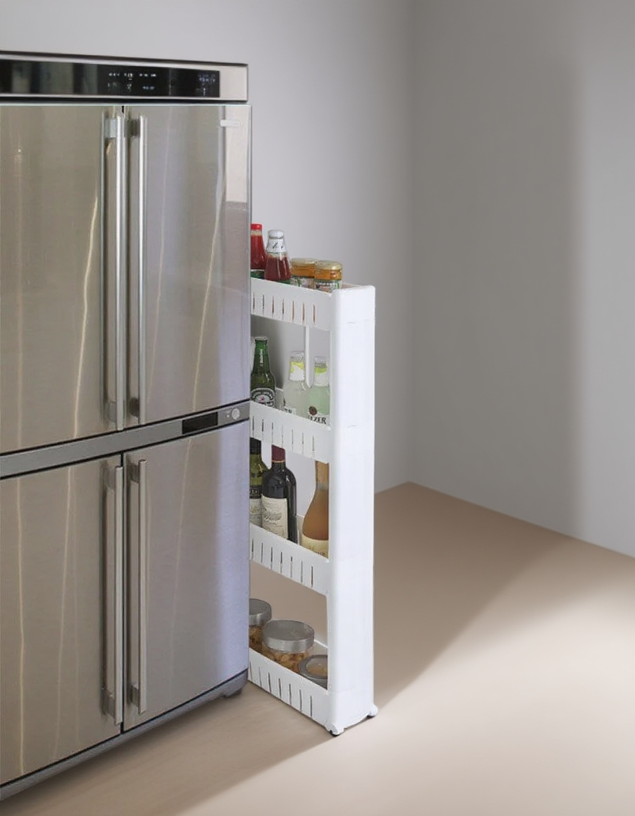 Detail úzkého vícepatrového regálu s uloženými předměty