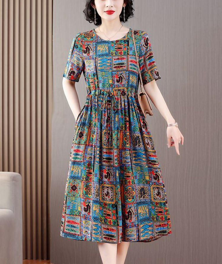 데일리룩으로 활용 가능한 실크 루즈핏 원피스