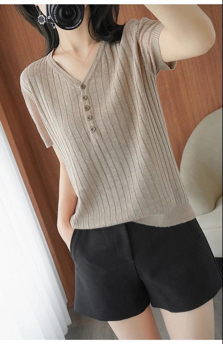 様々なカラー展開の女性用半袖ニット