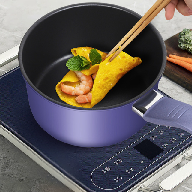 뚜껑이 있는 블루베리 퍼플 작은 우유 냄비