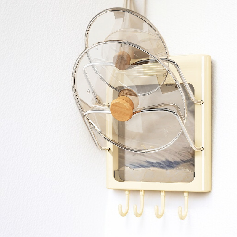 냄비뚜껑, 도마, 접시 등 다양한 주방용품 수납