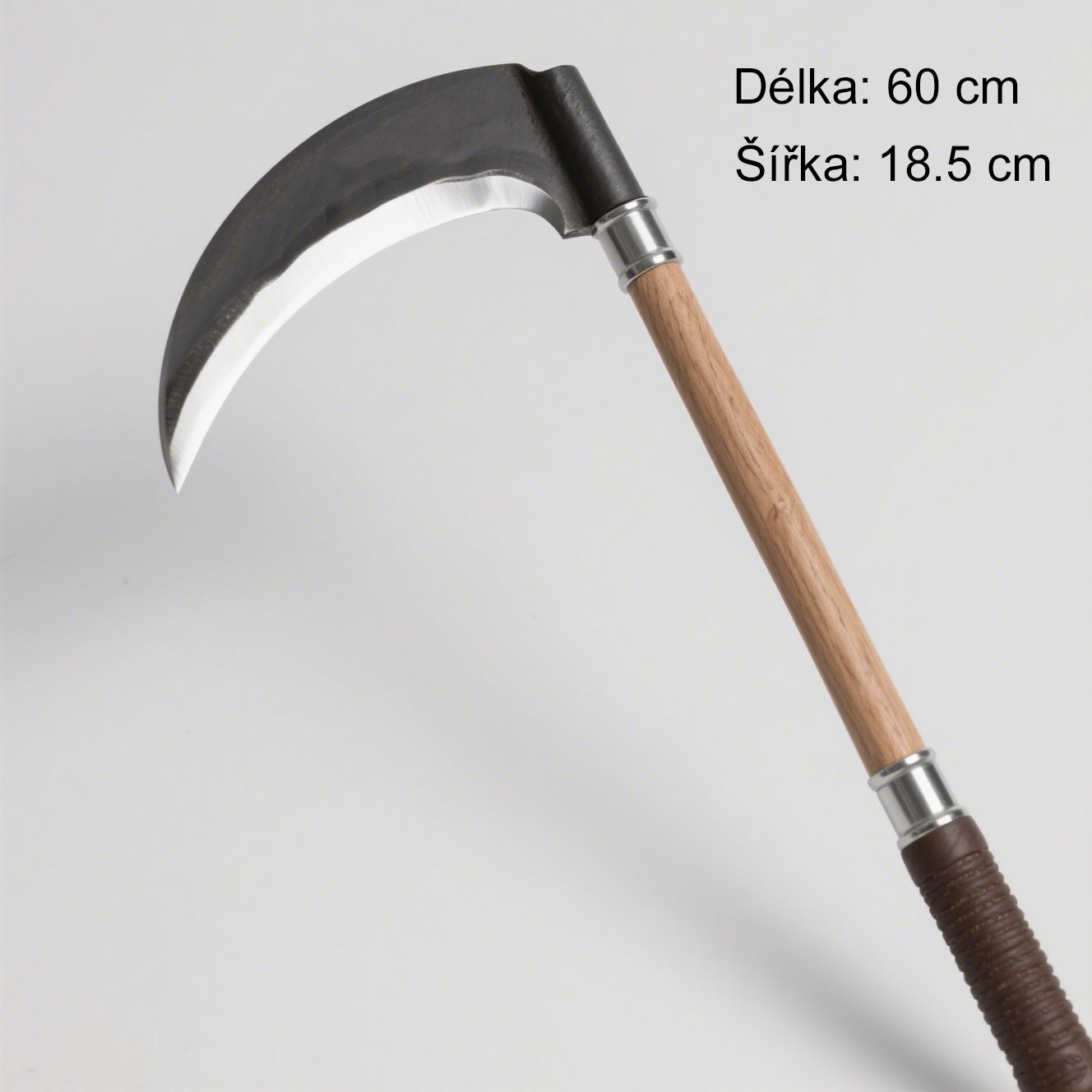 Koš na plevel plný čerstvě vytrhaného plevele