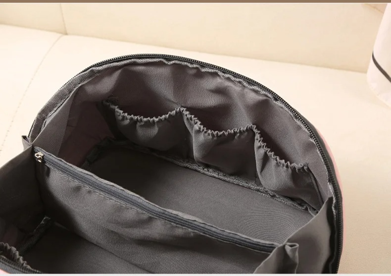 旅行グッズや小物をまとめて収納できるバッグ