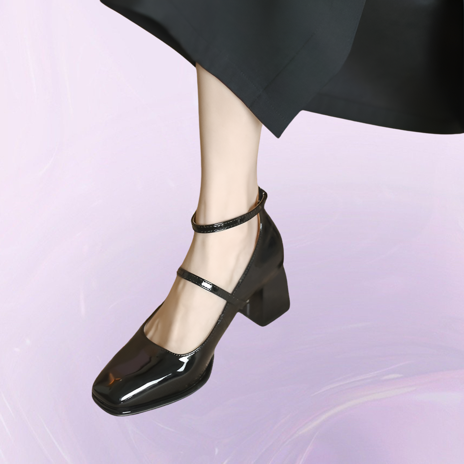 작은 가죽 디테일이 돋보이는 여성 구두