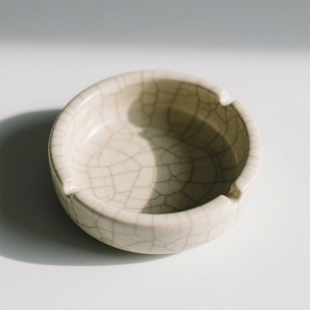 Popelník z kvalitního materiálu na stole