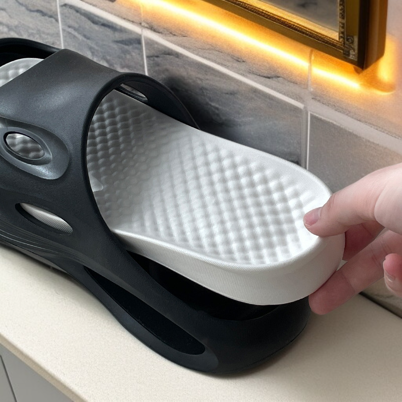 نعال خارجية جديدة للرجال لعام 2025 مضادة للانزلاق وناعمة الملمس