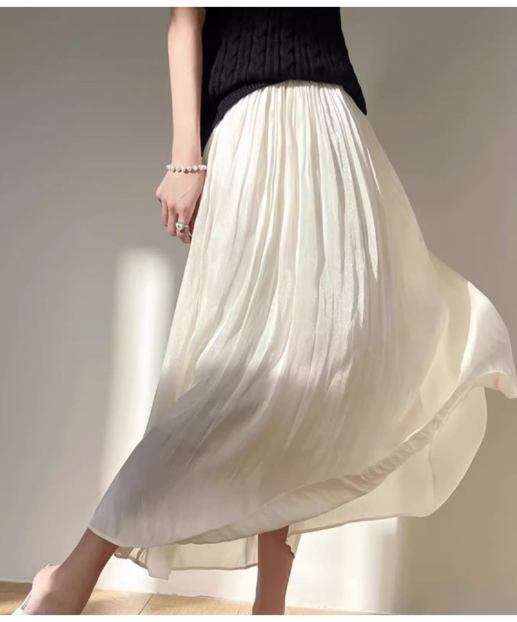 여성스러운 스타일의 여름 플리츠 스커트