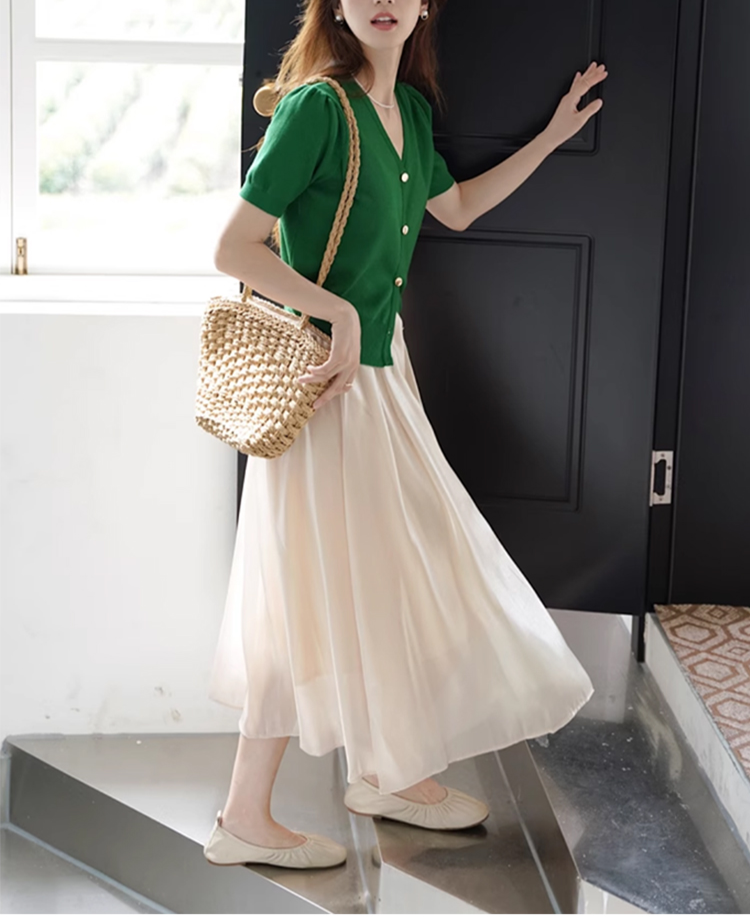 밴딩 허리로 편안한 착용감의 플리츠 스커트