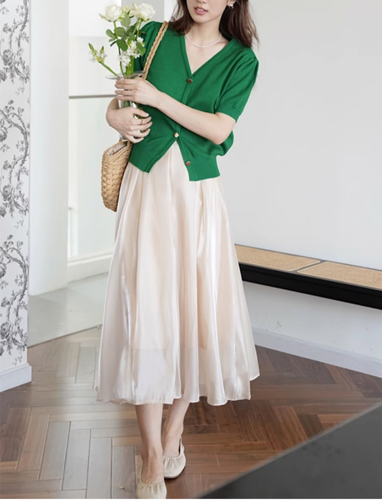 여름 데일리룩으로 추천하는 미디 플리츠 스커트