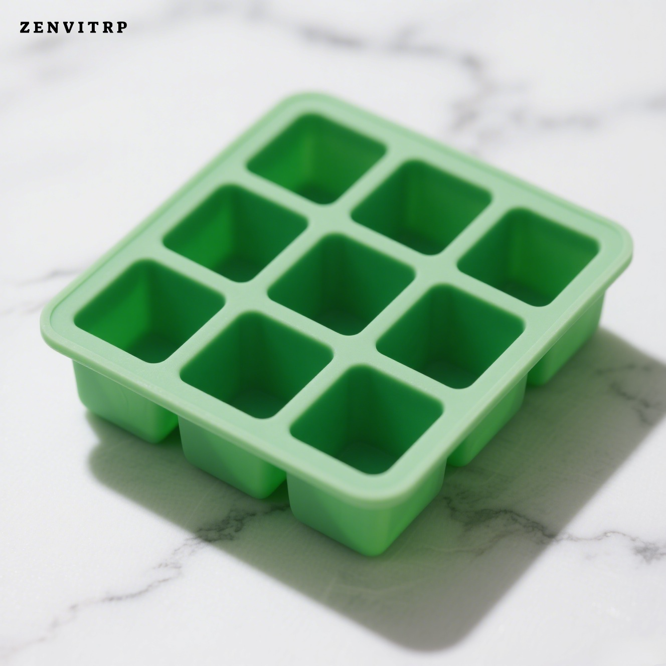 スクエア型氷が入った緑色シリコン製製氷トレイ
