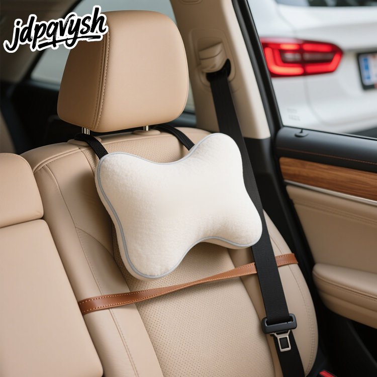 車用ネックピローで頭をしっかり支える様子