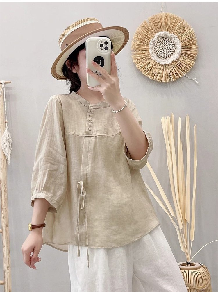 柔らかい素材感が魅力のレトロブラウス