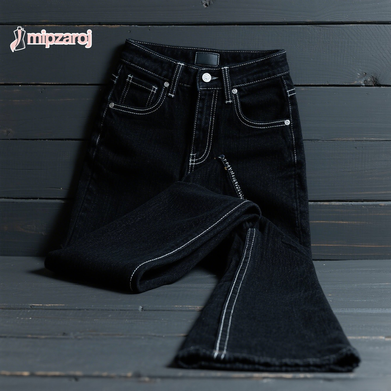 黒いタイトデニムパンツ