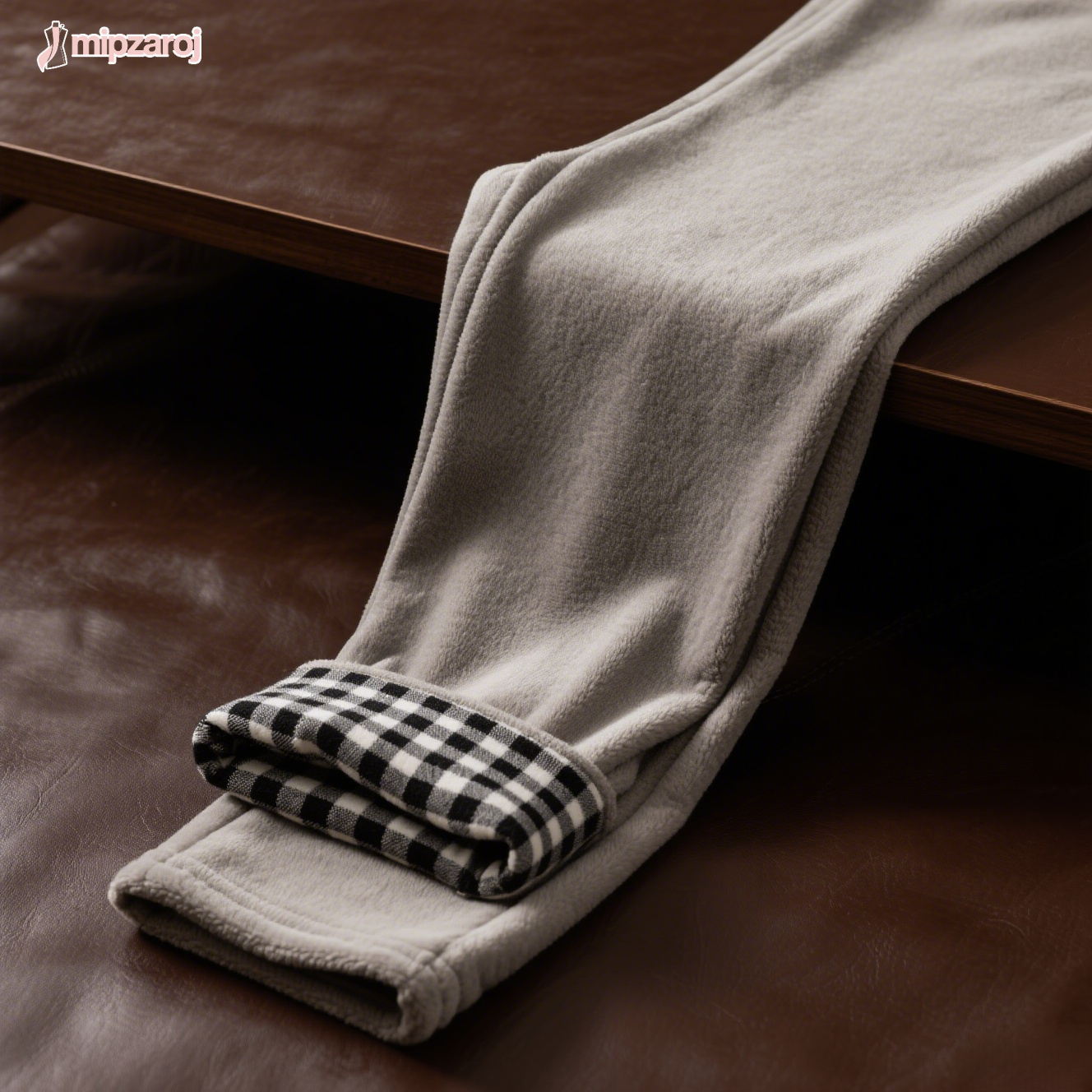 グレーのフランネル長ズボン