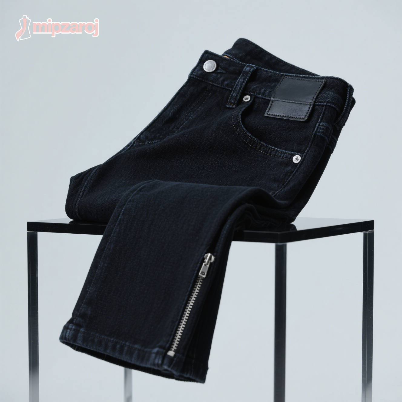 黒いタイトデニムパンツ