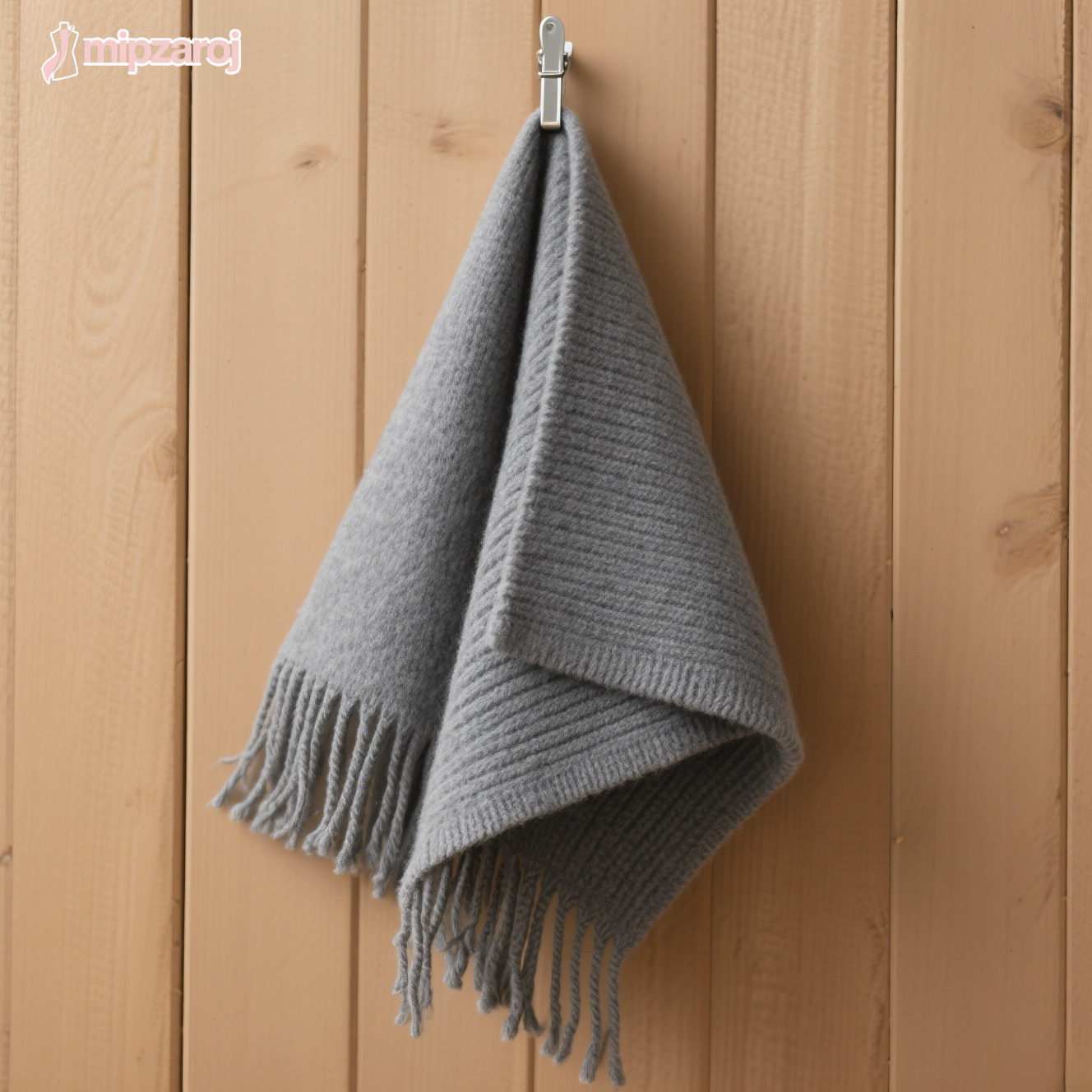 グレーのウールマフラー