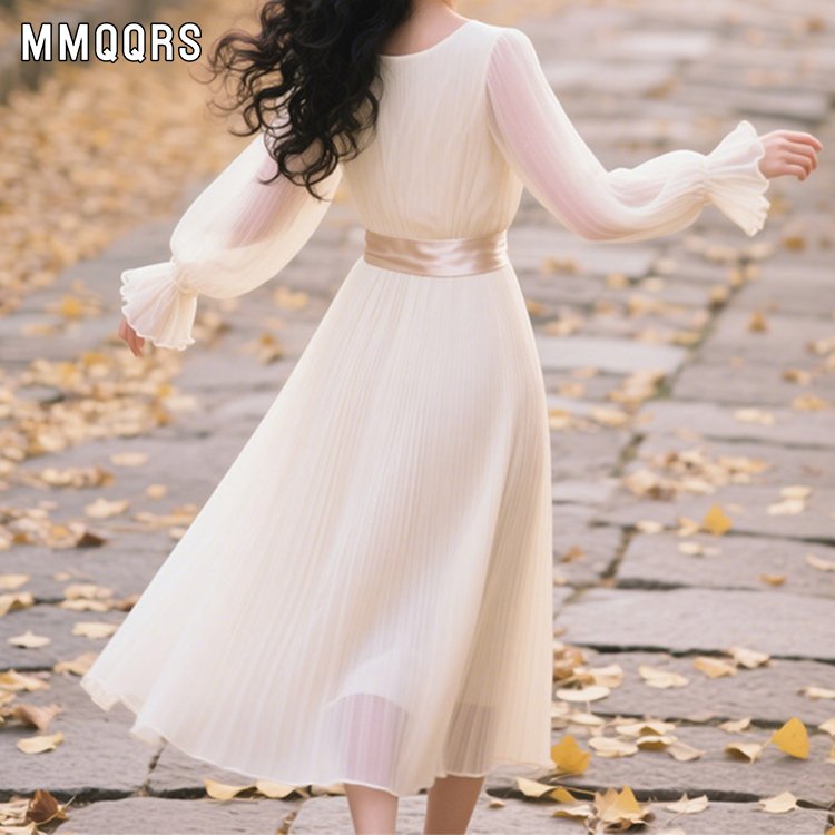 フランス風の優しい長袖雰囲気のロングスカートです