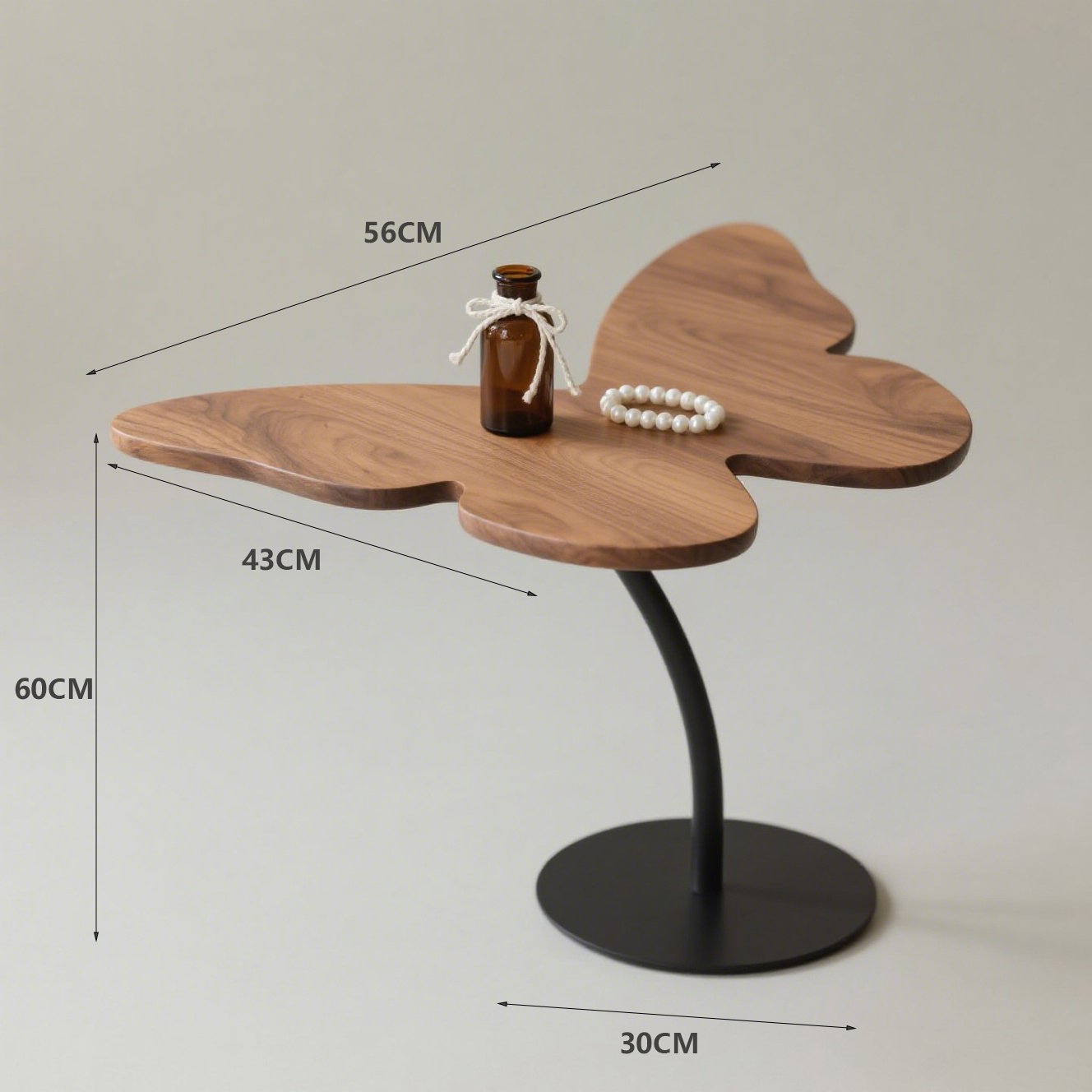 Rohový stolek ve tvaru motýla v moderním interiéru