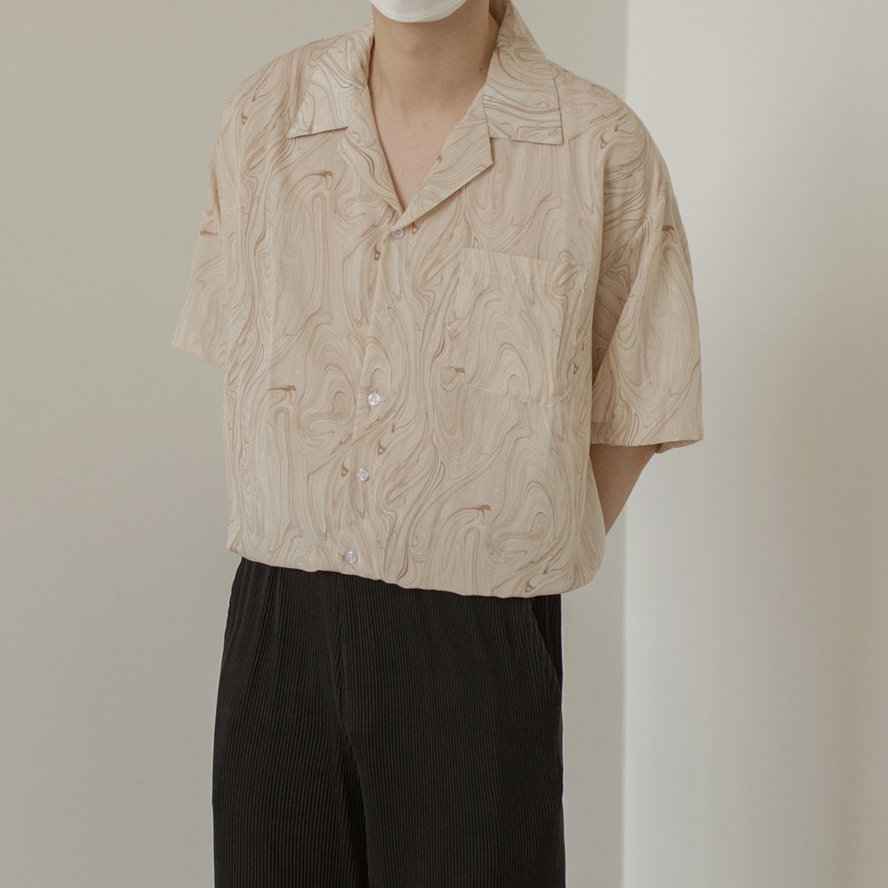 커플룩에 어울리는 잔꽃무늬 셔츠