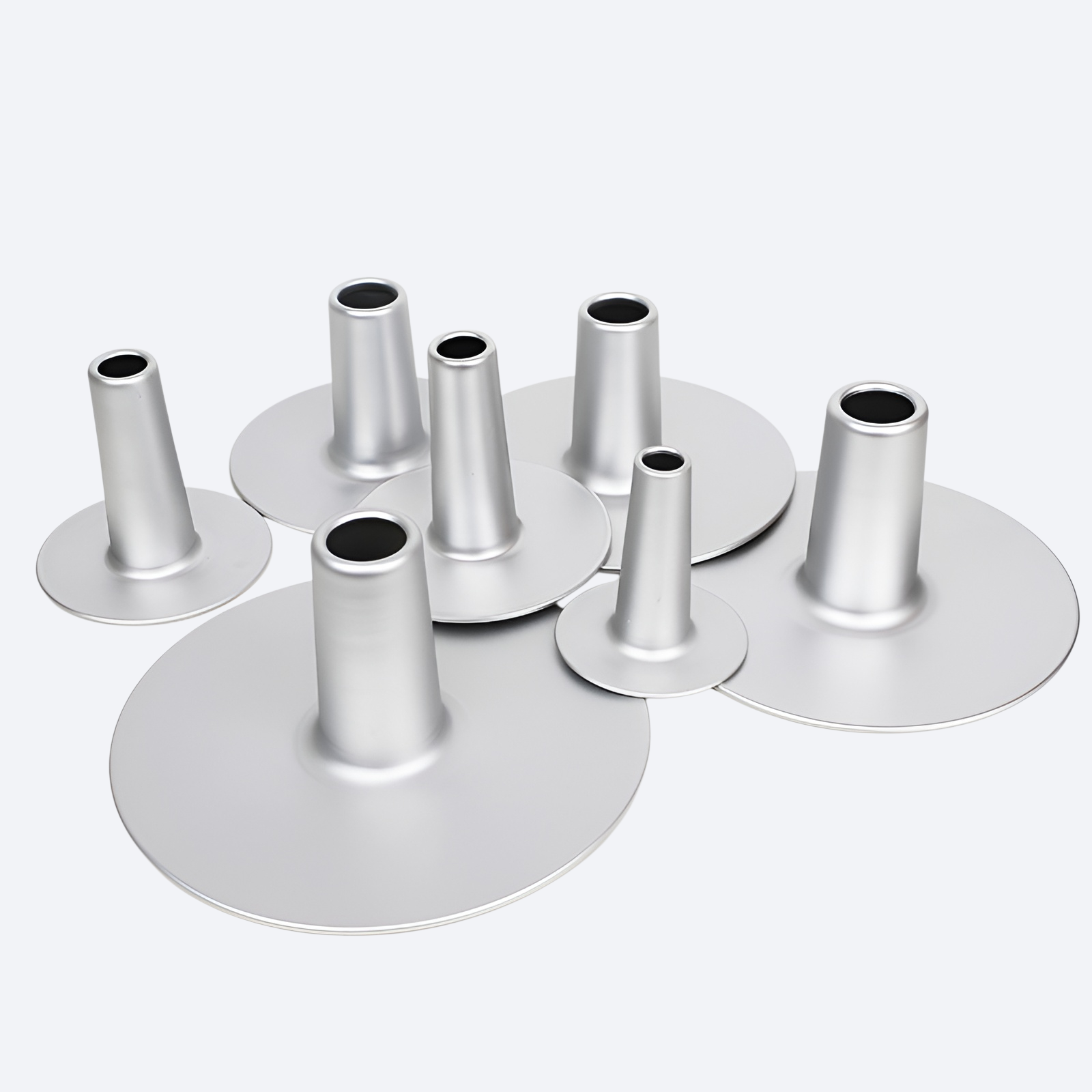 베이킹 도구에 원형 케이크 금형을 높이다