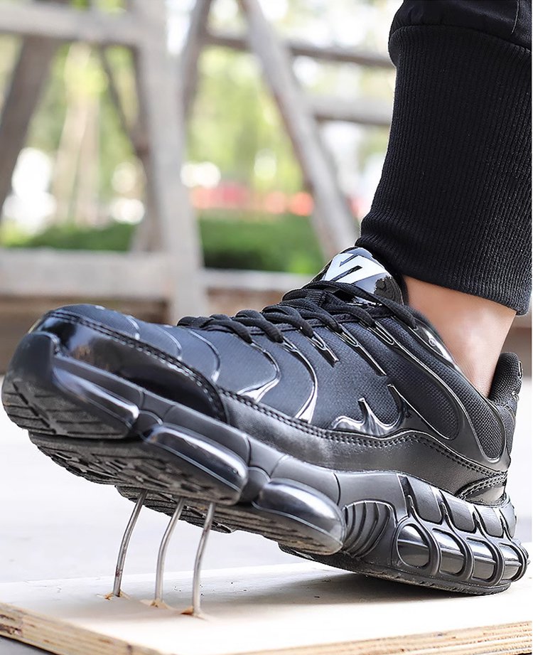 軽量設計の作業用スニーカー