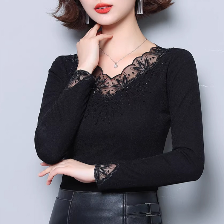 レースネックの裏起毛保温インナーシャツ