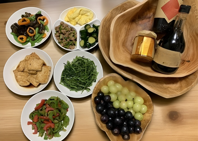 식탁 위에 놓인 유럽식 실목 쟁반